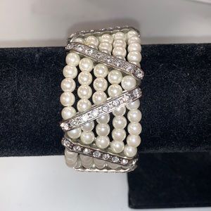 Faux pearl and faux rhinestone bracelet in good condition